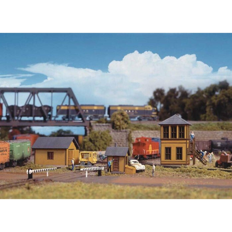 Trackside Structures Set Kit – Three structures and accessories