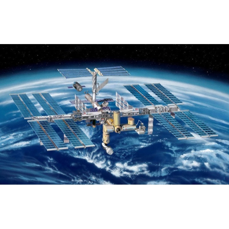 International Space Station 1/144 #05651 by Revell