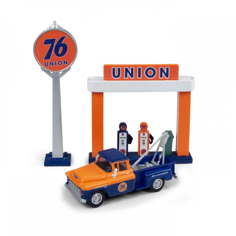 1955 Chevy Tow Truck – Union 76 w/Sign and Pumps