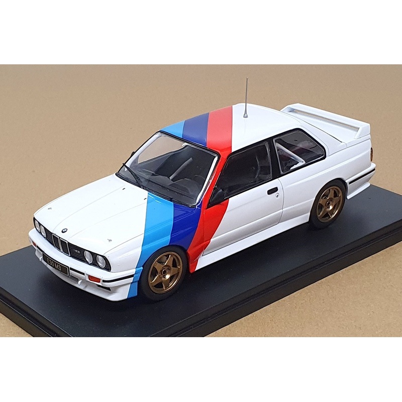 Whitebox 1/24 Scale WB124244 – 1989 BMW M3 (E30) White/Blue/Red